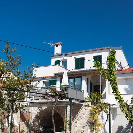 House Mari Nyaraló *
