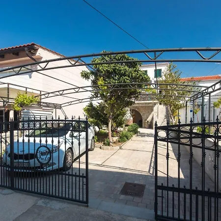 Mari - Modern House Close To Sea